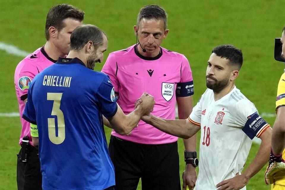 Cuando Chiellini ganó el doble sorteo, jugueteó con Alba e incluso le dio un par de golpes para distraerlo.