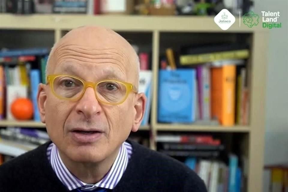 Seth Godin, quien actualmente es considerado el gurú de la mercadotecnia digital, contó en Talent Land que existen caminos diferentes para que un emprendedor pueda emerger su negocio.