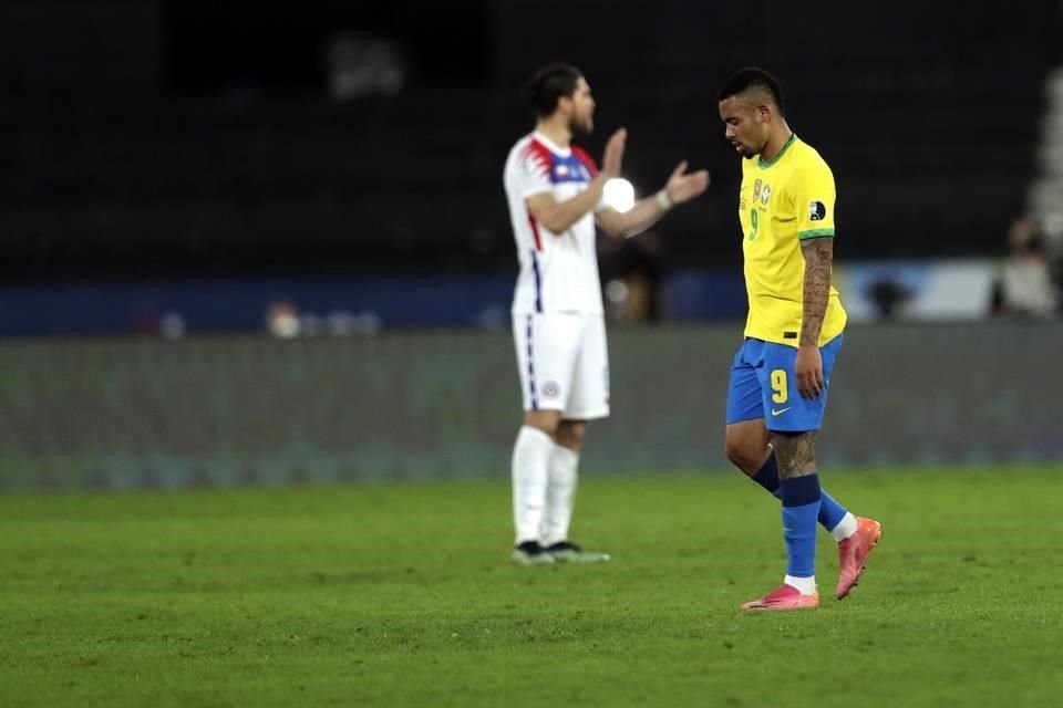 Gabriel Jesús se fue expulsado del juego ante Chile.