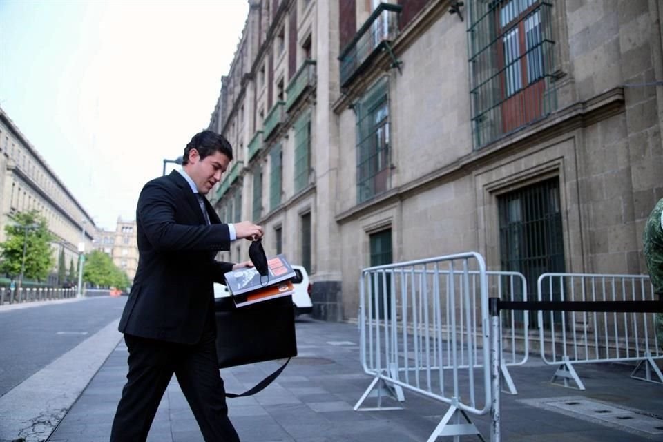 García arribó al recinto alrededor de las 9:50 horas para el encuentro que será a puerta cerrada.