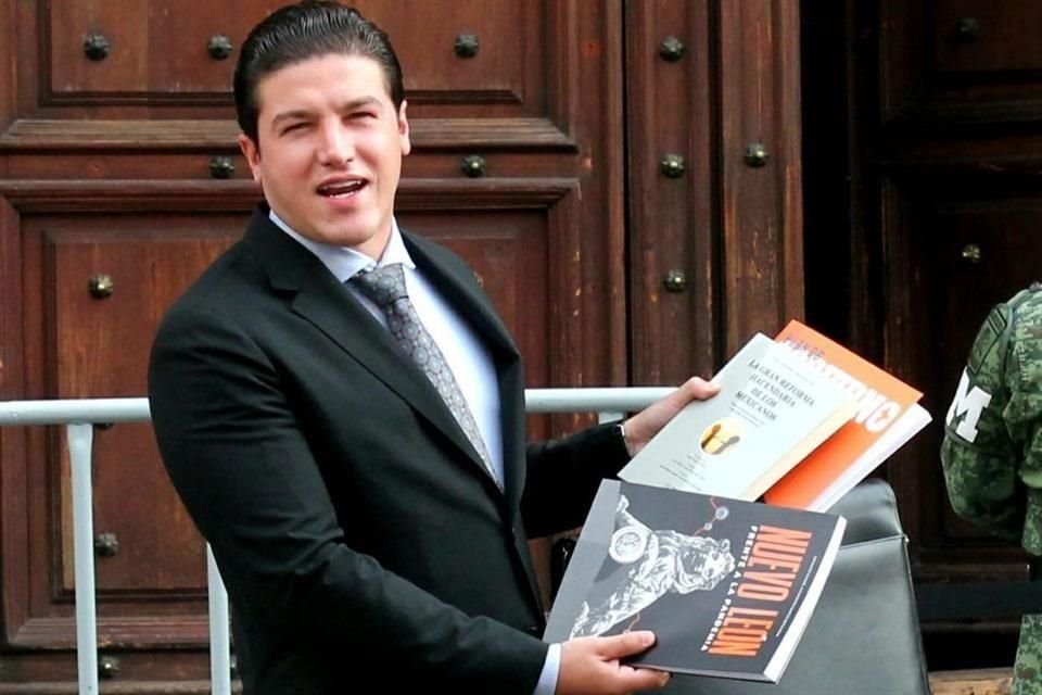 El emecista llegó con los tres libros que ha escrito y su Plan de Gobierno bajo el brazo, y dijo que es un obsequio para el Presidente.