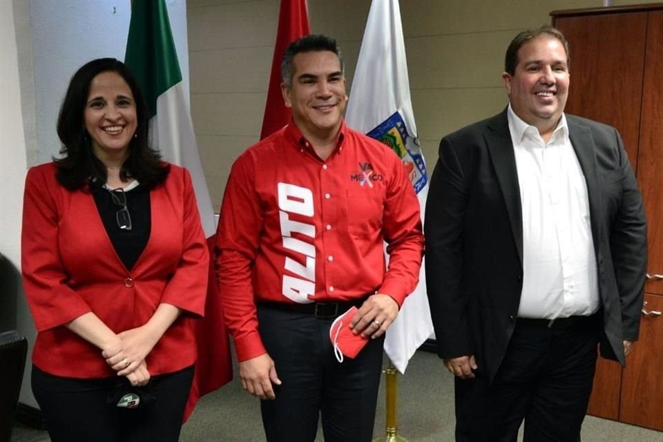 José Luis Garza (der.), nuevo dirigente estatal del PRI, y Mayela Quiroga, secretaria general del partido; ambos recibieron el nombramiento por parte del líder nacional Alejandro Moreno.