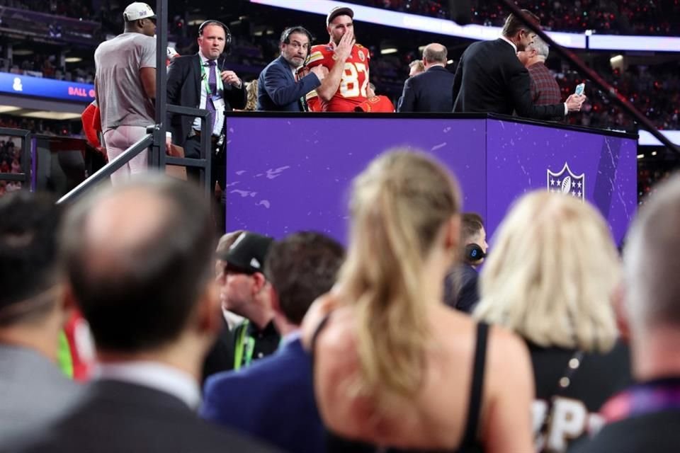 Travis Kelce de los Kansas City Chiefs le lanza un beso a Taylor Swift