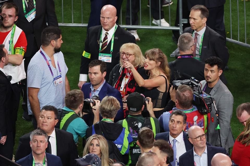 Andrea Swift y su hija Taylor Swift reaccionan después de que los Kansas City Chiefs derrotaron a los San Francisco 49ers 25-22 durante el Super Bowl LVIII