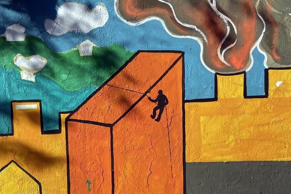 Un artista local pinta un mural en el Centro de Monterrey que critica a Samuel García y Luis Donaldo Colosio, así como la contaminación.