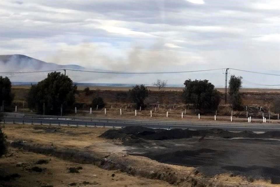 Vecinos reportan que el incendio se ha prolongado durante varias horas.