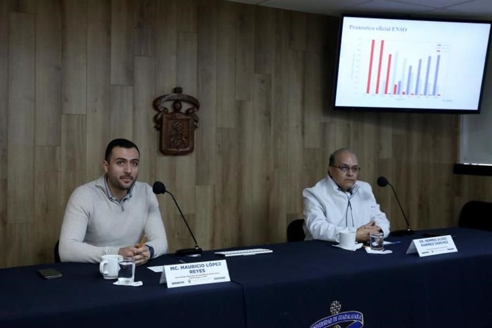 Hermes Ulises Ramírez Sánchez, académico del Departamento de Física en CUCEI de UdeG y Mauricio López Reyes, meteorólogo operativo del Instituto Astronomía y Meteorología.