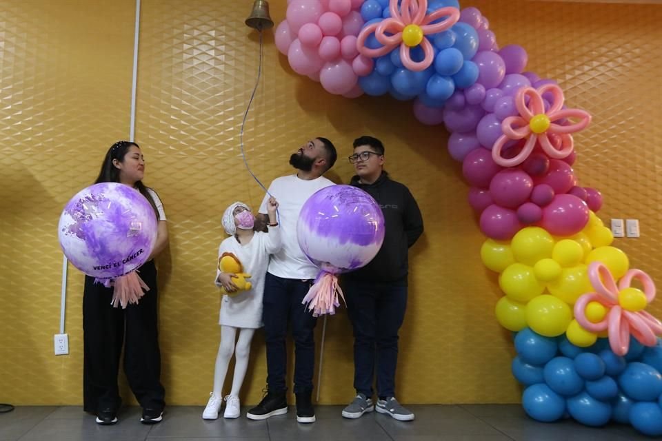 Romina fue acompañada por sus papás y hermano en su celebración por vencer el cáncer.