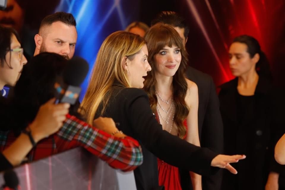 Dakota Johnson se detiene a charlar con fans.