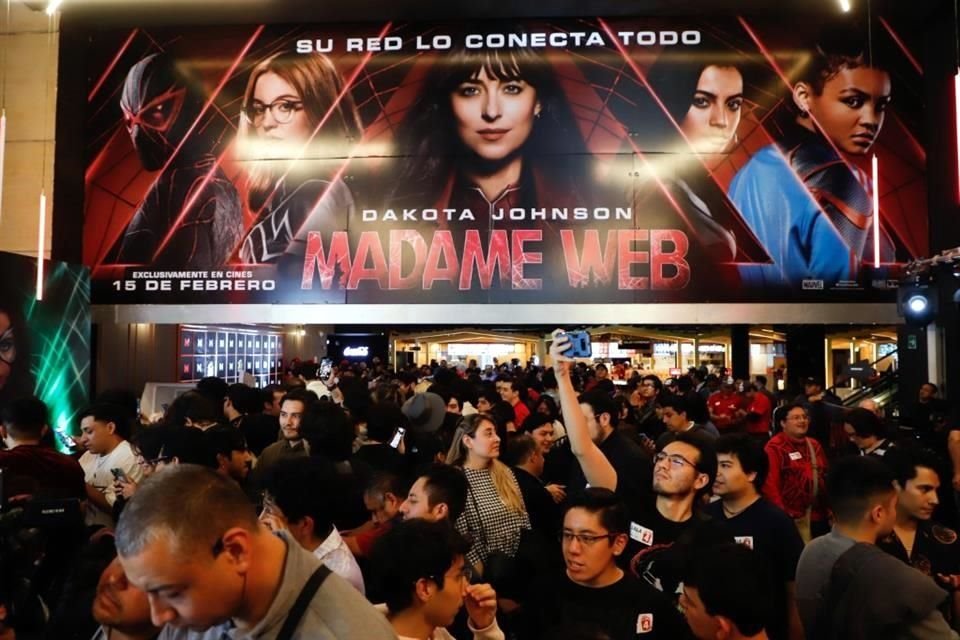 Fans enloquecen para ver al elenco de 'Madame Web'.