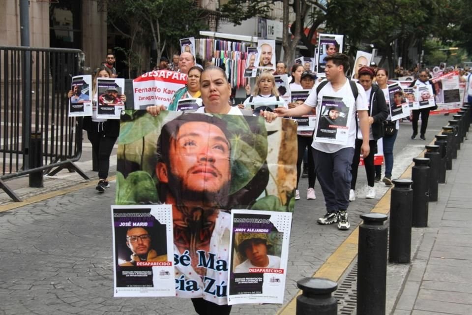 Aunque respetan las fiestas oficiales por el aniversario 482 de Guadalajara, el Colectivo Luz de Esperanza marchó este miércoles para señalar que no tienen nada qué celebrar.