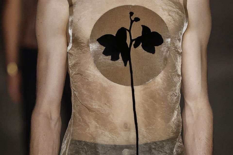 Parte de la línea también fueron un par de prendas de tela delicada semi-transparente que buscó hacer homenaje a las aclamadas imágenes de flores de Robert Mapplethorpe.