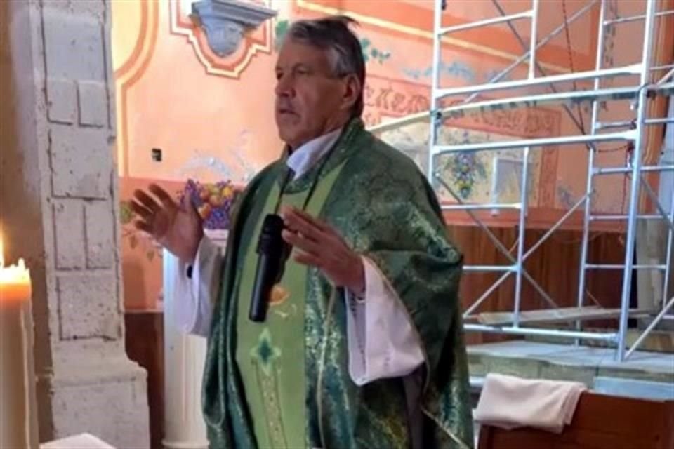 En sus páginas, pese a la sanción, se le observó oficiar misas tanto en el templo de Morelia, como en espacios públicos.