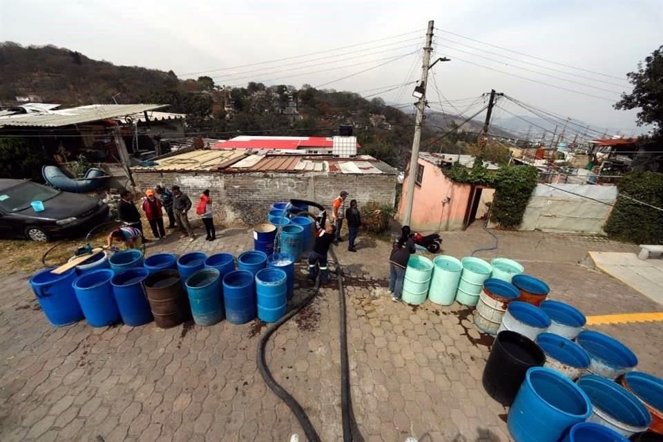 Mosaicos de tambos de 200 litros en espera de la pipa son escenas comunes en Xochimilco.