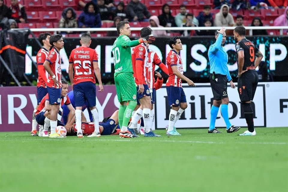 Raúl Martínez, defensa de Chivas, se lesiona en el juego ante el Forge FC.