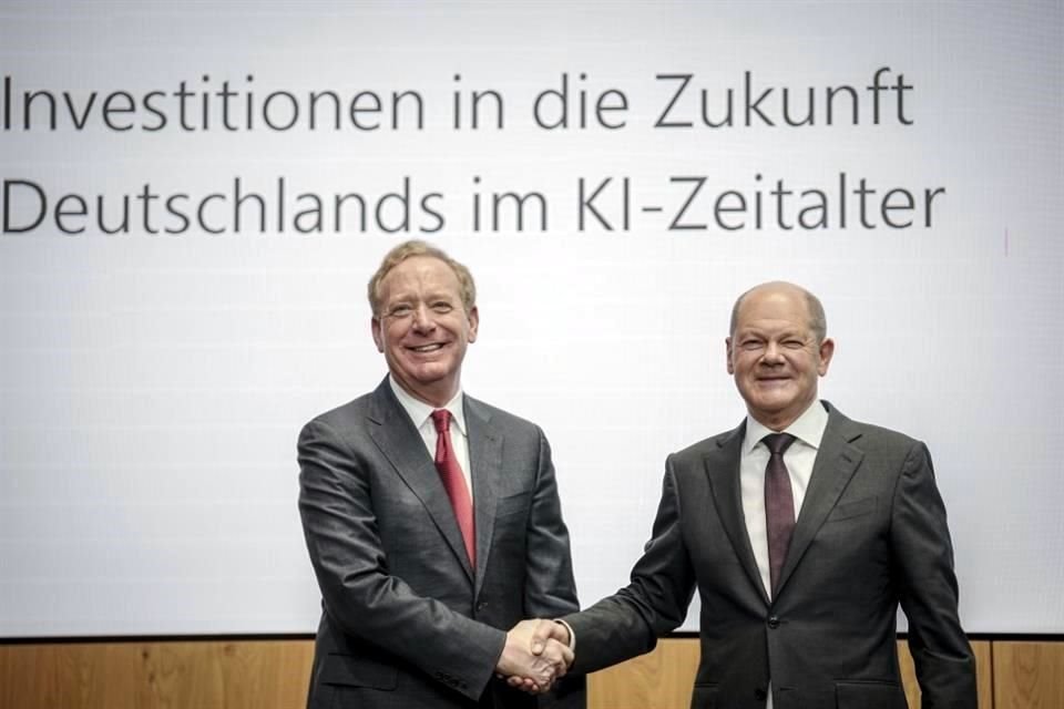 El canciller federal alemán Olaf Scholz (Der.), y el vicepresidente del directorio y presidente de Microsoft Corporation, Brad Smith, tras el anuncio sobre las inversiones de la empresa en el sector de IA en Alemania.