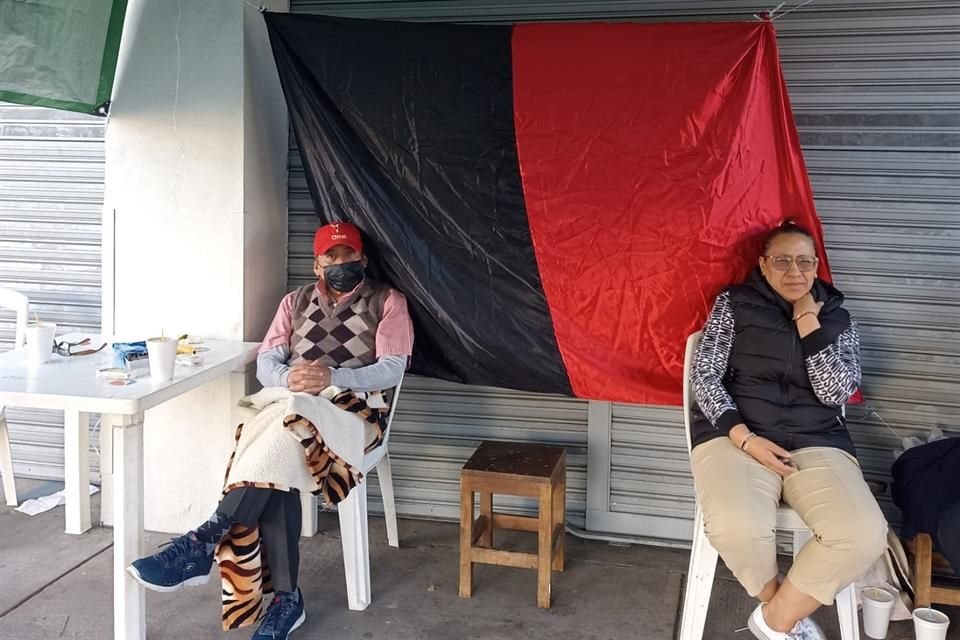 Trabajadores colocaron la bandera rojinegra en la sucursal de Calzada de Tlalpan.