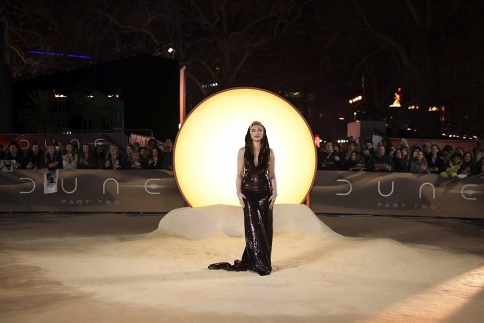 Florence deslumbró con su look negro de lentejuelas y pronunciado escote.