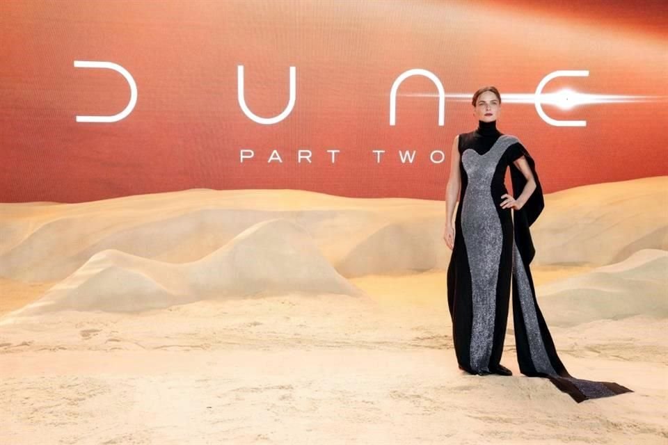 Rebecca Ferguson lució un vestido de Fendi Couture.