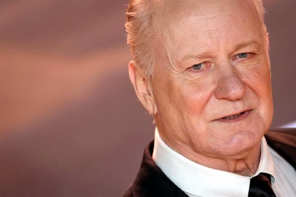 Stellan Skarsgard posó en la alfombra roja celebrada en londres.