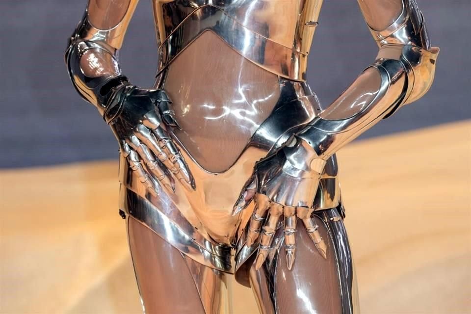 El icónico traje metálico con transparencias plásticas es parte de la colección de otoño 1995 de Thierry Mugler.