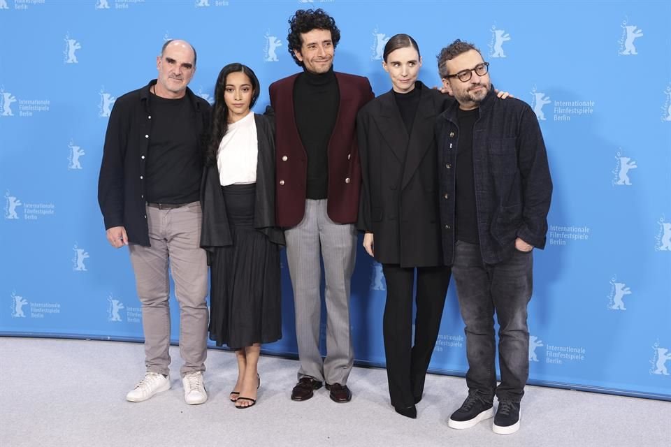 Los mexicanos Ramiro Ruiz, Raúl Briones Carmona y Alonso Ruizpalacios posaron junto a las actrices Anna Diaz y Rooney Mara en la alfombra.