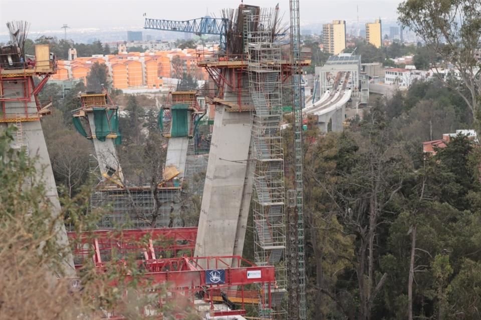 Trabajadores que acudieron ayer al lugar fueron informados sobre la suspensión.