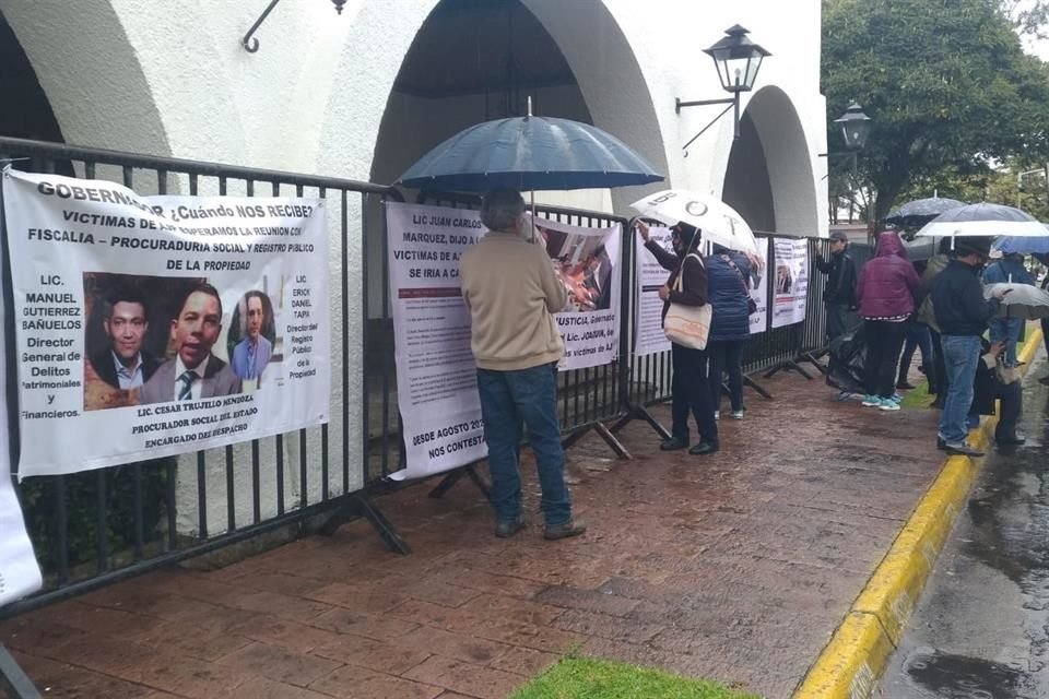 Ayer, alrededor de 60 personas protestaron afuera de Casa Jalisco ante la falta de resultados para obtener el dinero que invirtieron en la empresa Asesores Jurídicos Profesionales.