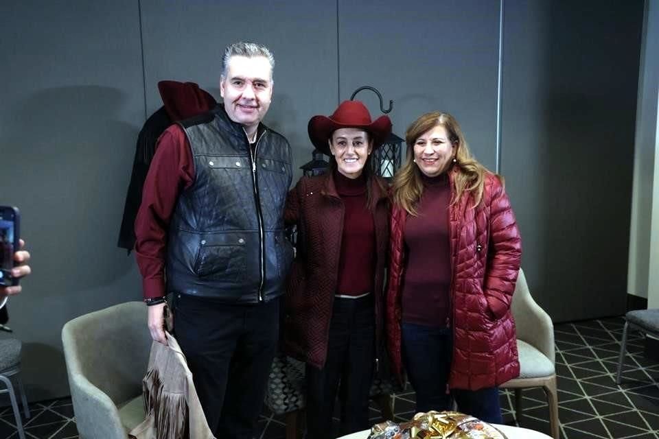 Claudia Sheinbaum, precandidata a la Presidencia, se reunió con los aspirantes al Senado, Waldo Fernández y Judith Díaz.