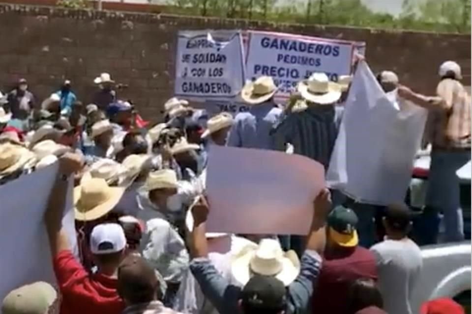 Productores protestaron hace unos días en Los Altos de Jalisco contra las importaciones de leche en polvo.