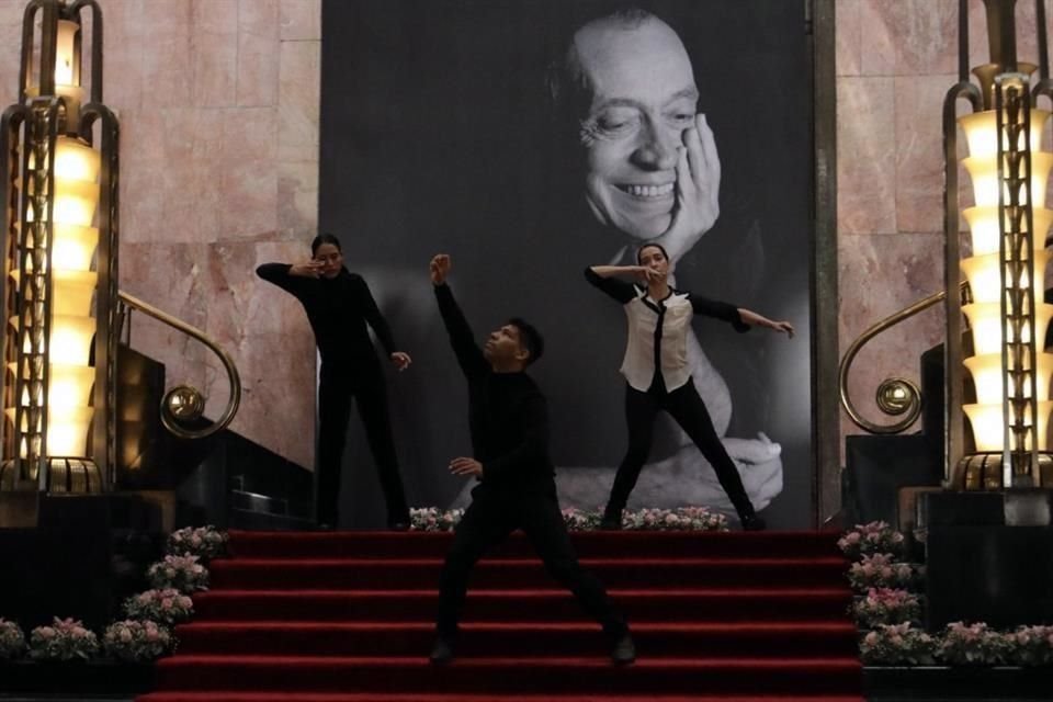 Frente a un gran retrato del coreógrafo Jaime Blanc, colegas de su gremio lo honraron bailando.