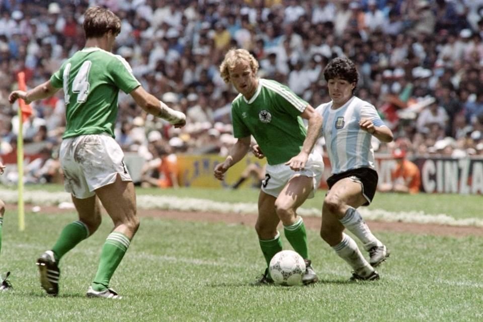 Maradona disputa el balón con Brehme y Berthold durante la Final de la Copa Mundial de México 1986 en el Estadio Azteca.