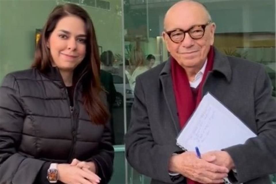 Laura Haro Ramírez, aspirante a la gubernatura y Vidal González Durán, Notario Público número 58 de Guadalajara.