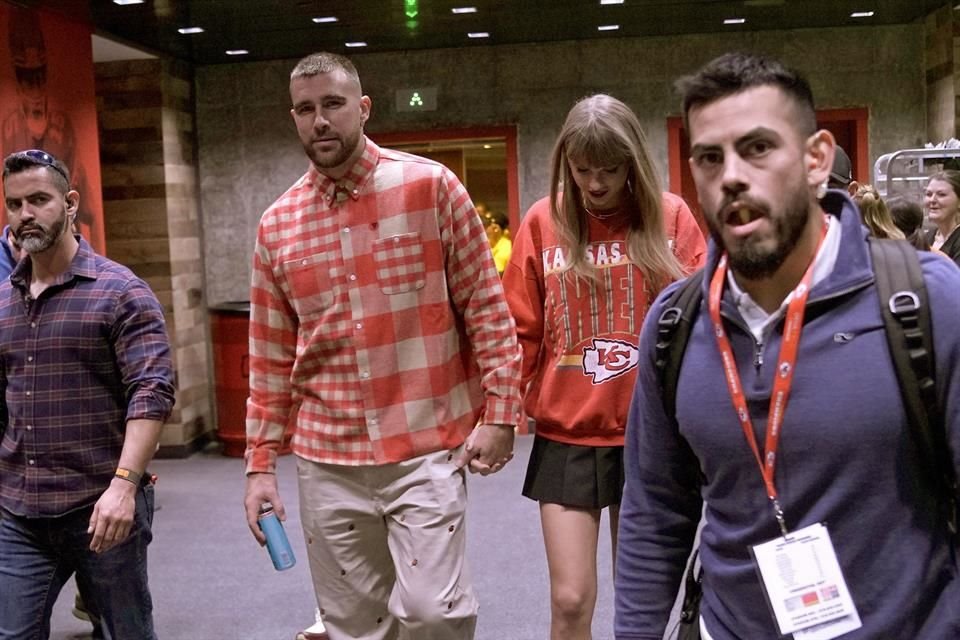 Travis Kelce viajó en jet privado a Sídney para ver a su novia.