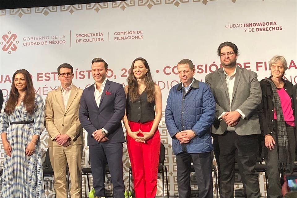 Guillermo V Saldaña Puente y su equipo presentan el anuario.