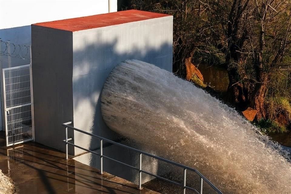 La presa El Salto (foto) envía mil litros de agua por segundo a la Calderón, pero aun así no se recupera. 