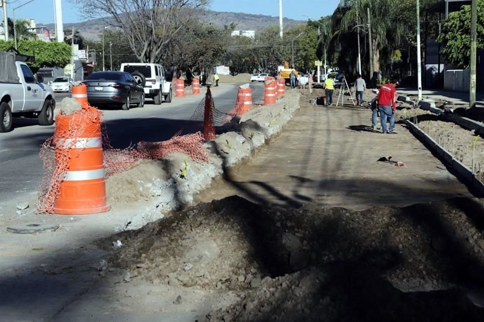 El Gobierno de Zapopan reanudó la obra de la ciclovía con todo y parque lineal en el camellón.
