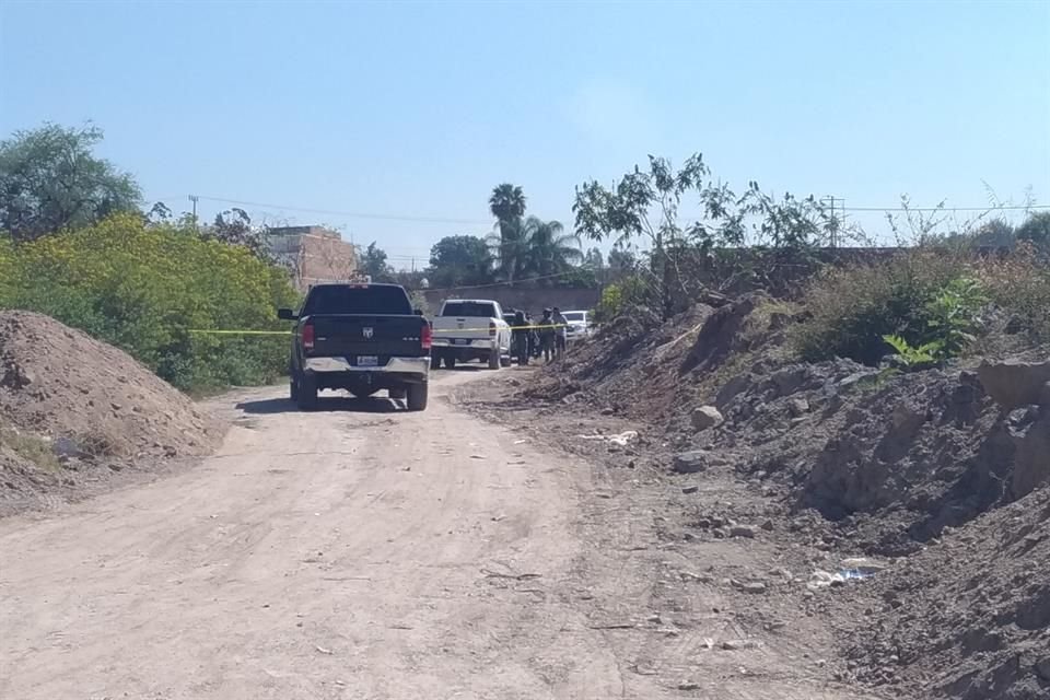 El cadáver de una mujer de entre 30 y 35 años fue localizado esta mañana en un predio bardeado en la Colonia La Piedrera, en El Salto.