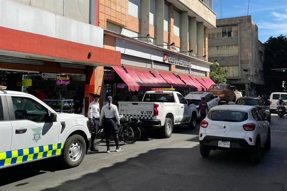 Testigos señalan que la discusión entre el policía vial y la regidora se dio porque ella consideraba injusto que se llevaran su camioneta, a pesar de estar estacionada en zona prohibida.