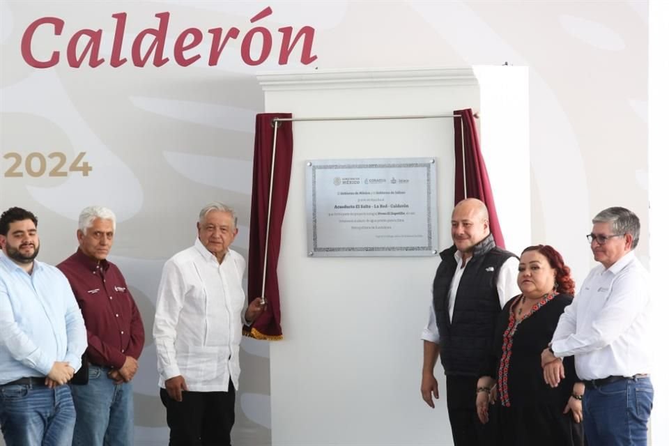 AMLO y Alfaro develan la placa Acueducto El Salto - La Red- Calderón, con el que comprometen 3 mil litros de agua por segundo para el AMG.