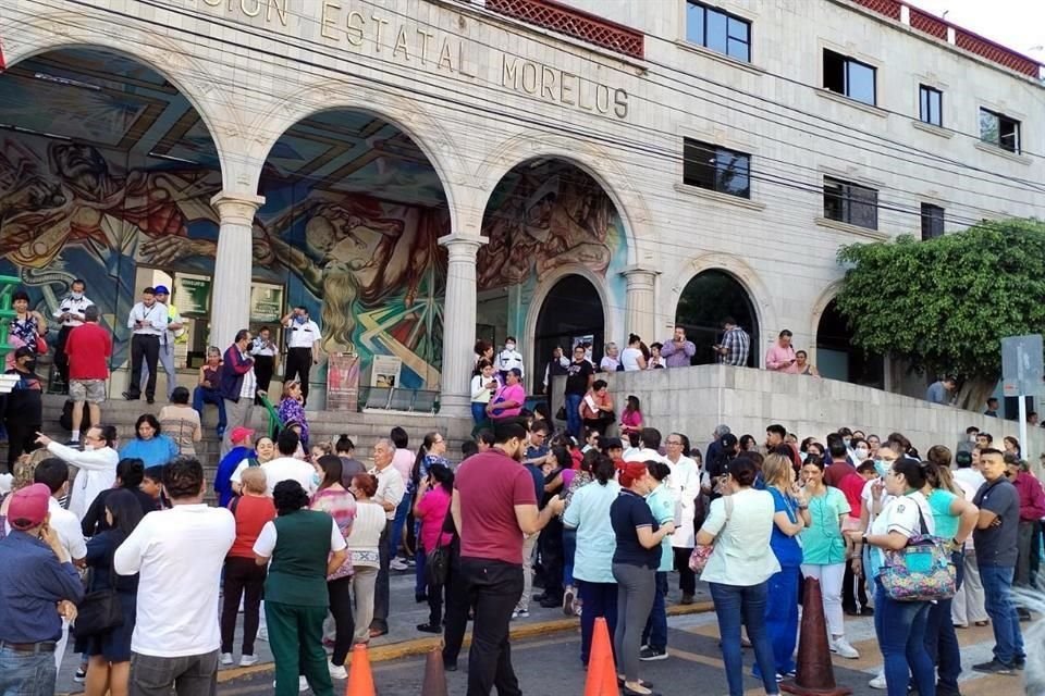 Inmueble desalojado en Cuernavaca durante el sismo.