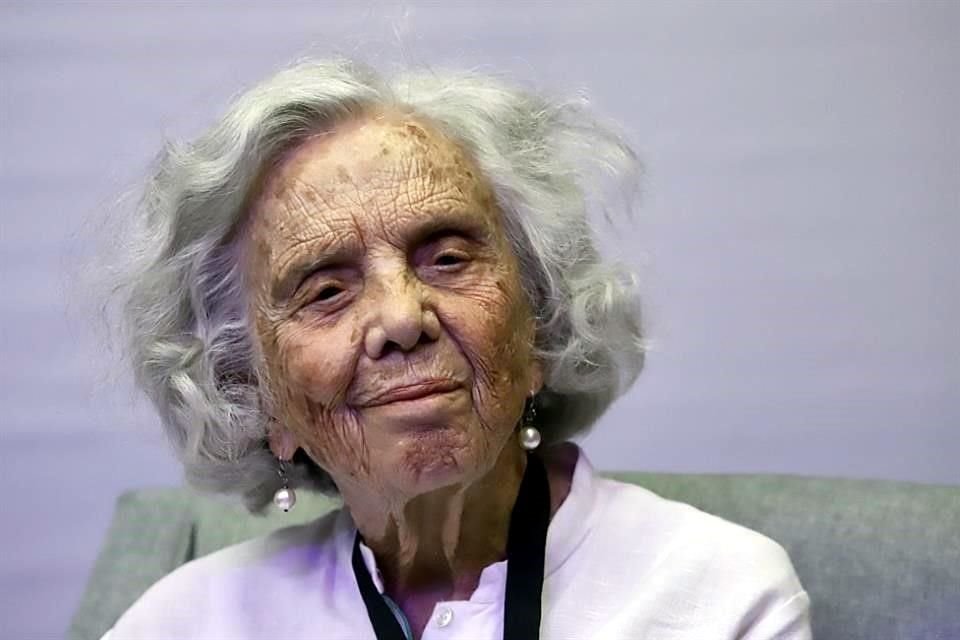 Elena Poniatowska volvió a contar anécdotas sobre sus inicios en el periodismo, para deleite del  público que la escuchó atento.