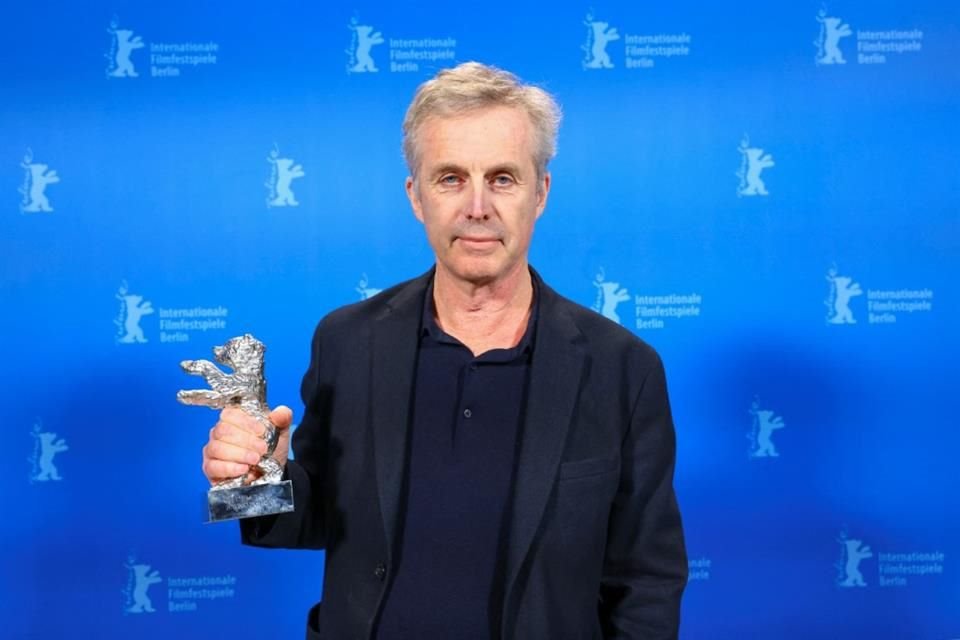 El director de cine y guionista francés Bruno Dumont posa con el Oso de Plata del Premio del Jurado por 'El Imperio'