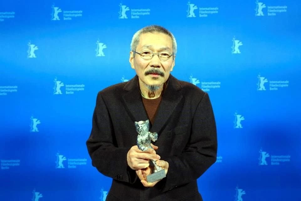 El director surcoreano Hong Sang-soo posa con el Oso de Plata del Gran Premio del Jurado por 'Las necesidades de un viajero' (Yeohaengjaui pilyo.