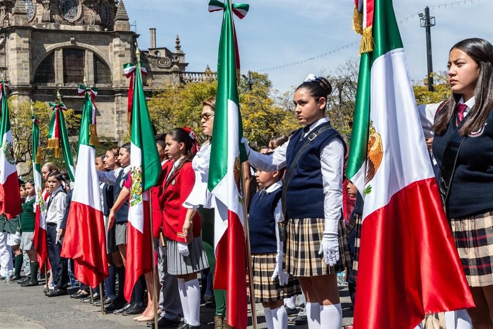 Autoridades y estudiantes se congregaron para la ceremonia de Día de la Bandera y premiación del concurso de escoltas.