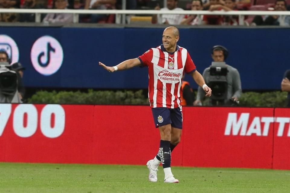 'Chicharito' Hernández debutó en las Chivas de Fernando Gago, durante los últimos minutos del encuentro del Rebaño ante Pumas.