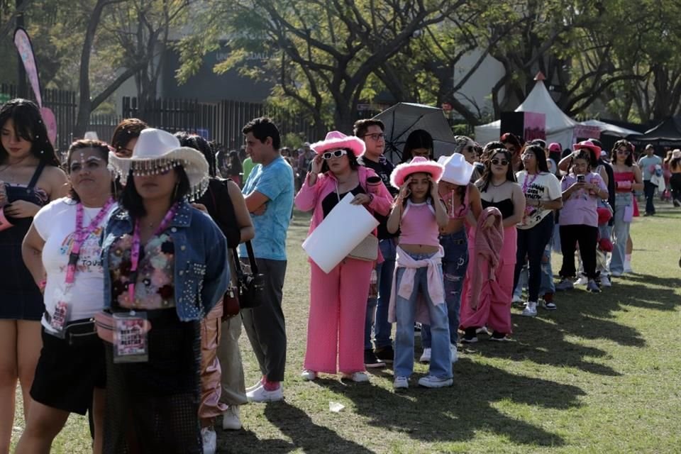Algunos fans estuvieron haciendo fila bajo el sol para poder ingresar al segundo concierto de La Bichota en Guadalajara.