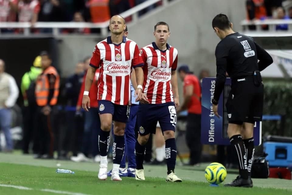 Javier 'Chicharito' Hernández debutó en las Chivas de Fernando Gago en el partido del Rebaño ante Pumas.