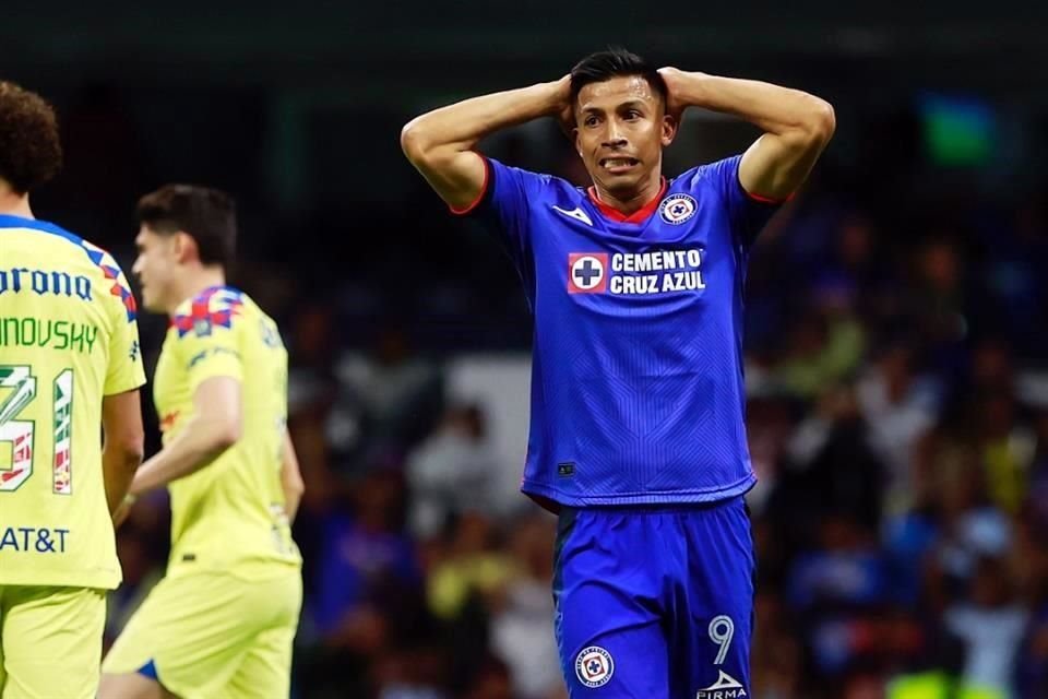 Cruz Azul no se encontró en el campo del Estadio Azteca y pagó cara la derrota ante el América en el Clásico Joven.