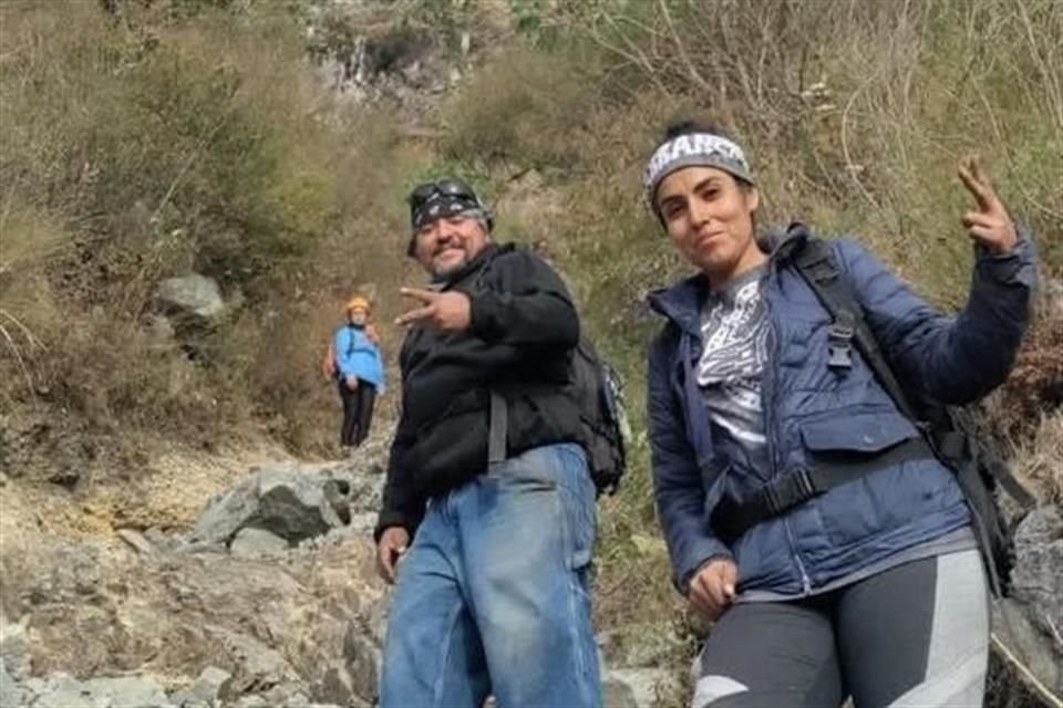 Andrea Hernández junto a Luis Flores, quien perdió la vida en el volcán.